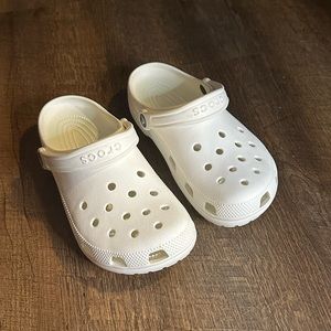 White crocs men’s 6 women’s size 8